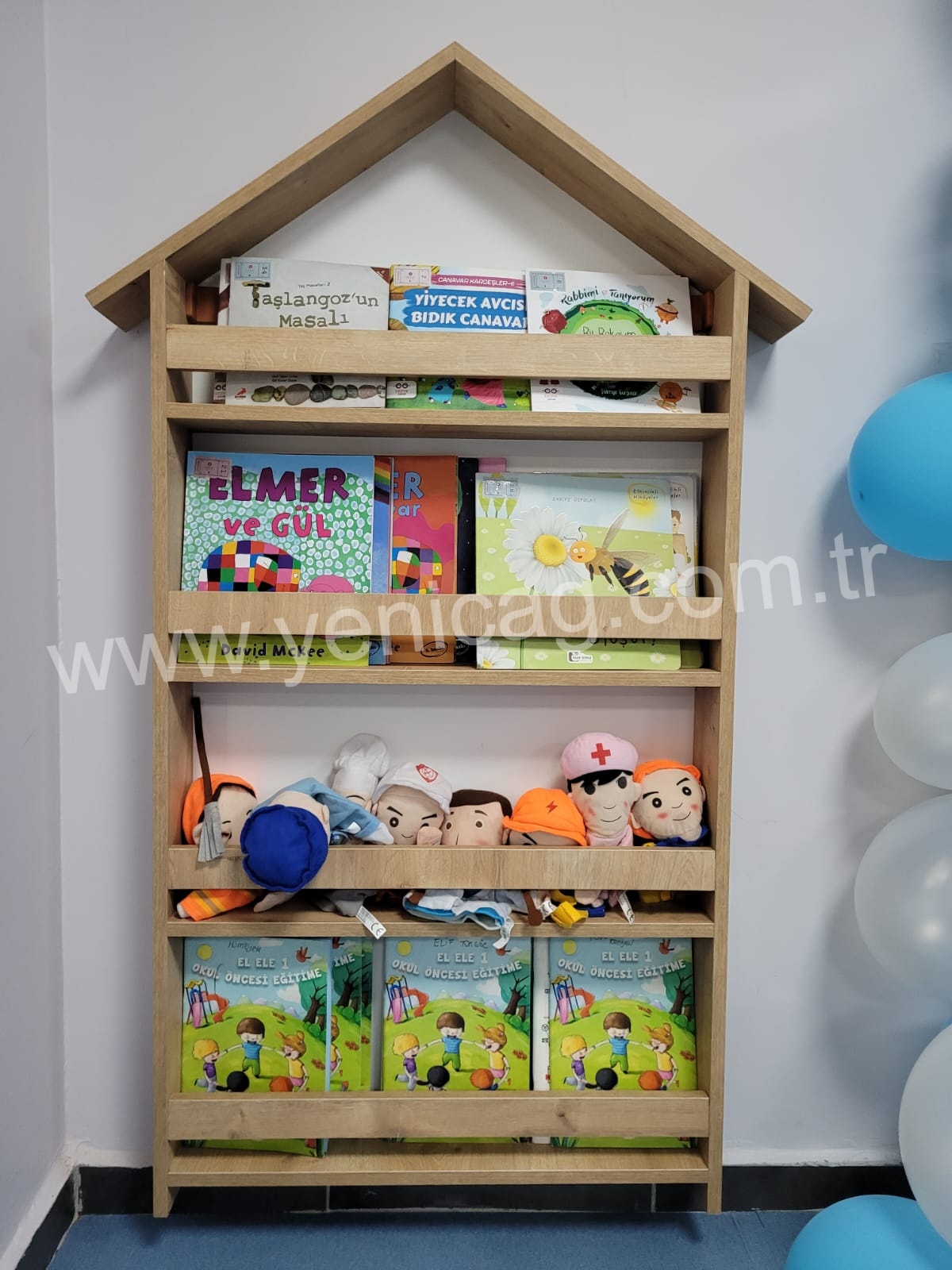 Duvara Monte Çatılı Kitaplık